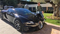Jangan lupa kalau Cristiano Ronalda adalah kolektor mobil mewah. Dia punya Bugatti Veyron, mobil tercepat di dunia dengan nilai 1,495 juta dolar AS atau Rp 22 miliar. (Instagram/Cristiano Ronaldo)