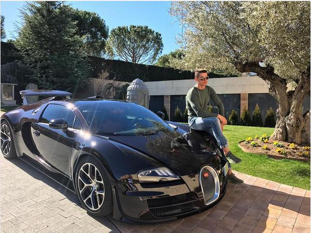 Ronaldo Pakai iPod Jadul Rp 300 Ribuan, tapi Mobilnya Miliaran Ronaldo Pakai iPod Jadul Rp 300 Ribuan, tapi Mobilnya Miliaran