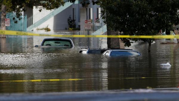 Banjir Terjang California, Puluhan Mobil Terendam
