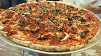 Asyiknya Bikin Pizza Bertopping Pepperoni Jamur Super Besar!