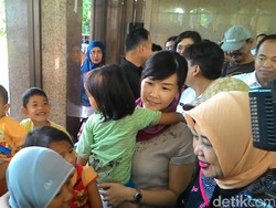 Ke Pengungsian, Bu Vero Gendong Anak dan Tinjau Perpustakaan