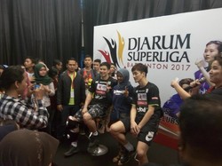 Tak Dapat Yong Dae, Rizki dan Dewi Senang Foto Bareng Sung Hyun/Baek Cheol