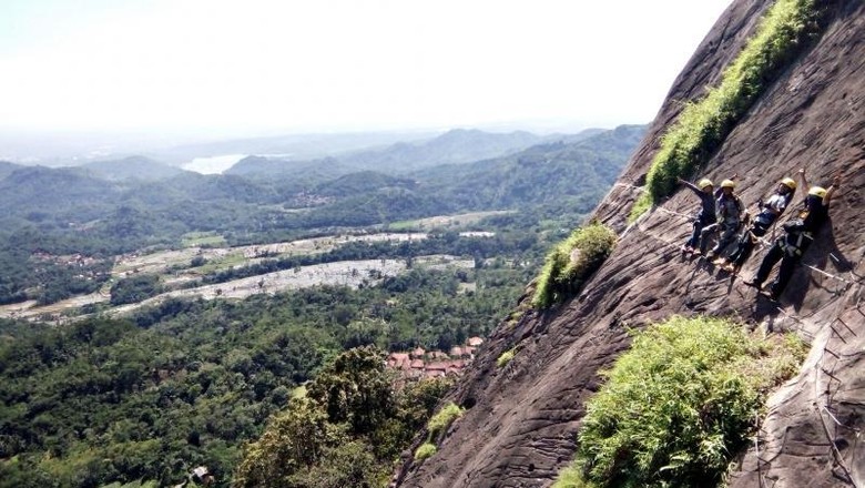 Foto: Via Ferrata Gunung Parang di Purwakarta (rizkichuk/dTraveler)