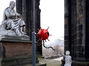 Patung Mirip Buatan Banksy Tiba-tiba Muncul di Monumen Edinburgh