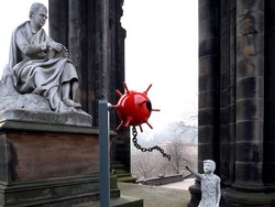 Patung Mirip Buatan Banksy Tiba-tiba Muncul di Monumen Edinburgh