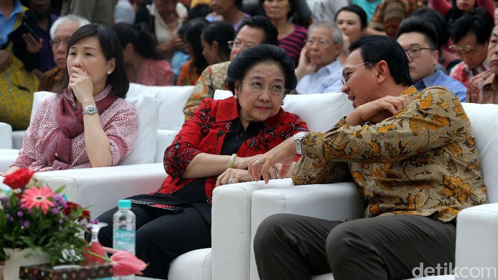 Kala Ahok Berjas Merah Megawati