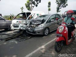 Sopir Salah Injak Gas, Honda Jazz Tabrak Mobil Ekspedisi dan Truk
