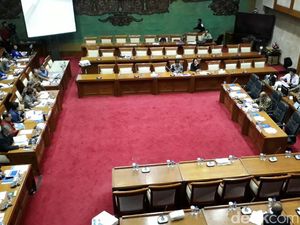 Sri Mulyani Hingga Gubernur BI ke DPR Bahas UU Krisis Keuangan