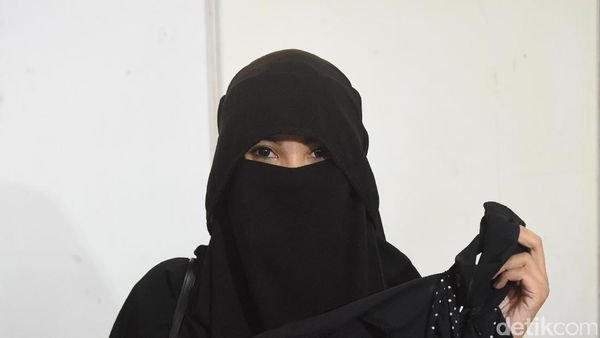 Mengidap Penyakit Kulit, Istri Caisar Tampil Bercadar