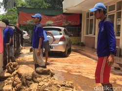 Tanggul Kali Sunter yang Jebol Diperbaiki Sementara