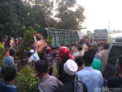 Truk Kecelakaan di Situbondo, Pasutri Tertimbun Ribuan Botol