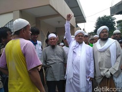 Giliran Korban Banjir Cipinang Melayu yang Disambangi Habib Rizieq
