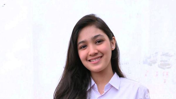 Si Manis Cut Syifa Berseragam SMA