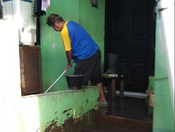 Banjir di Cipinang Melayu Surut, Warga Mulai Bersihkan Rumah