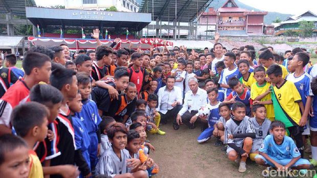 Sambangi Ternate, Menpora Bagi-Bagi 1.000 Bola