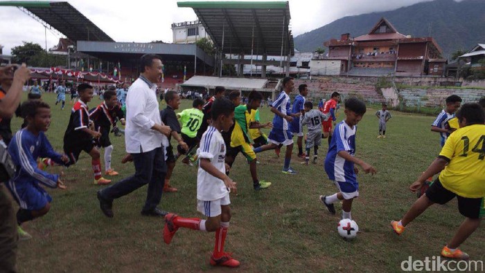 Sambangi Ternate, Menpora Bagi-Bagi 1.000 Bola