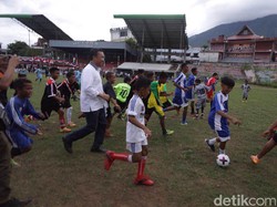 Sambangi Ternate, Menpora Bagi-Bagi 1.000 Bola
