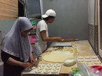 Mengintip Proses Pembuatan Donat Aneka <i>Topping</i> di Industri Rumahan