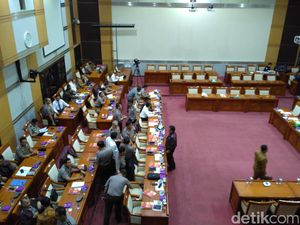 Raker dengan Kapolri, Komisi III DPR Sampaikan Aspirasi Massa 212