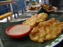 Enaknya Ngemil Bakwan Goreng dan Kopi Susu Hangat di Warung Ini