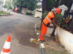 Ini Dadan, Pasukan Oranye yang Menyelam ke Got Hitam Jakarta