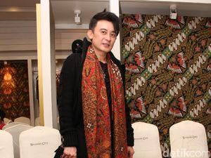 Bangga! Desainer Indonesia Rinaldy Yunardi Raih Penghargaan Fashion Dunia Bangga! Desainer Indonesia Rinaldy Yunardi Raih Penghargaan Fashion Dunia