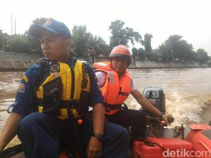 Petugas Masih Cari Anak yang Hanyut di Sungai Ciliwung