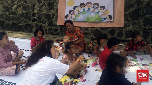 Anak-anak korban banjir di Cipinang Melayu tampak antusias memanfaatkan taman bacaan sebagai sarana bermain dan belajar yang terdapat di areal sekitar Posko penanganan banjir di Universitas Borobudur.
