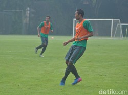 Luis Milla Ingin Bek Bisa Kontrol Bola, Tak Langsung Dibuang Jauh