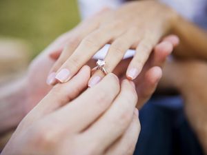 Wah, Enaknya! Pria Ini Lamar Kekasihnya dengan Kotak Berisi Chicken Nugget