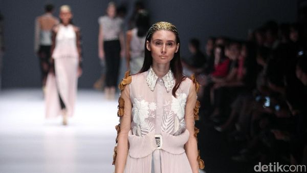 Foto: Koleksi Toton Yanuar di Jakarta Fashion Week 2017
