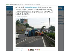 Truk Muatan Kayu Terguling di Tol JORR KM 36, Lalin Macet 2 Km