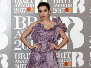 Charli XCX Mengaku Terobsesi Operasi Plastik, Ingin Ubah Tampilan Wajah Charli XCX Mengaku Terobsesi Operasi Plastik, Ingin Ubah Tampilan Wajah