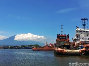 Lukisan Alam Gunung Ciremai Dari Pantai Kejawanan di Cirebon