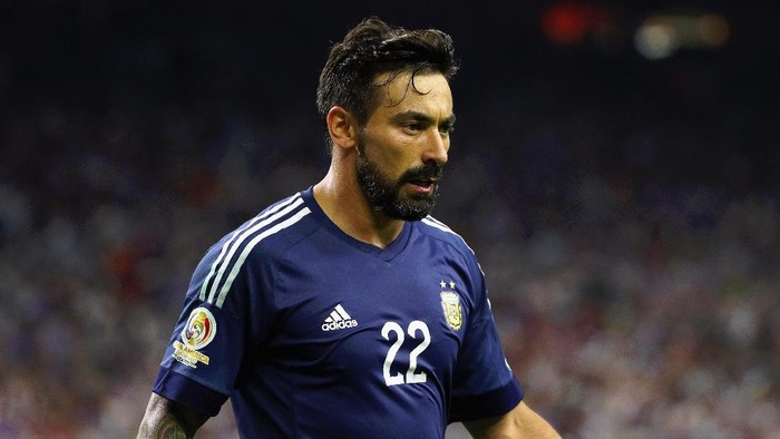 HOUSTON, TX - JUNE 21:  Ezequiel Lavezzi #22 of Argentina reacts in the first half against the United States during a 2016 Copa America Centenario Semifinal match at NRG Stadium on June 21, 2016 in Houston, Texas.  (Photo by Scott Halleran/Getty Images)