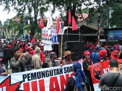 Massa Pendukung Rano-Embay Datangi Kantor KPU Kota Tangerang