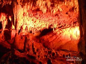 Bukan Gelap Tapi Punya Aneka Warna Cantik, Ini Goa Gong di Pacitan