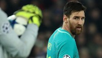 Lionel Messi menghilang di Parc Des Princes. Dia sama sekali tak bisa berbuat apa-apa saat Barcelona menelan kekalahan telak 0-4 di tangan Paris Saint Germain (Reuters / Christian Hartmann Livepic).