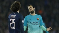 Sergio Busquets dan Adrien Rabiot. Apa yang kira-kira sedang mereka bicarakan? (Reuters / Benoit Tessier Livepic)