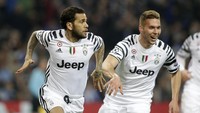 Dani Alves menggandakan kemenangan Juventus di menit ke-74. Reuters/Miguel Vidal.