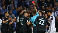 Porto sendiri harus bermain dengan 10 orang sejak babak pertama, setelah Alex Telles dikartu merah. Reuters/Rafael Marchante.