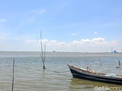 Pantai Kejawanan & Mitos Air Laut Penyembuh Stroke