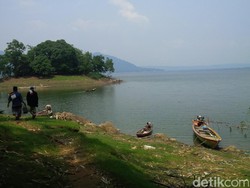 Curhat Tukang Perahu Setelah Jalan Lingkar Barat Purwakarta Dibangun