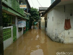 Kali Pesanggrahan Meluap, Permukiman di Pondok Pinang Kebanjiran