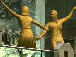 Patung Emas La La Land Muncul di London