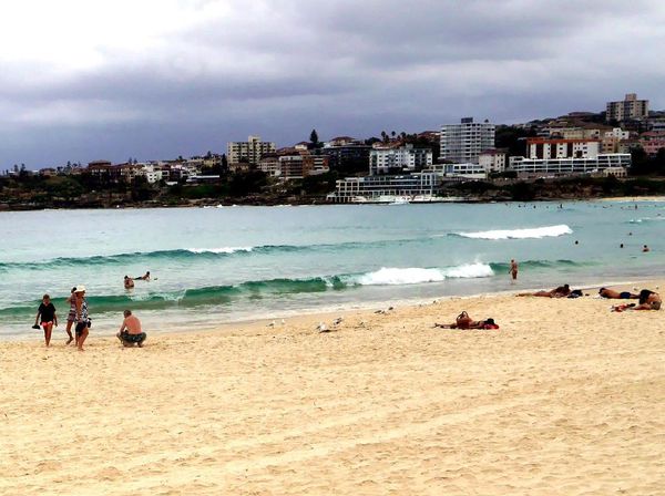 Bikini, Sinar Matahari, & Pantai Bondi