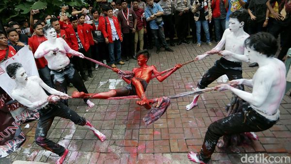 Terkait Isu Freeport, Mahasiswa Gelar Aksi Teatrikal