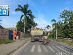 Ngeri, Truk Bermuatan Penuh Batu di Cirebon Ini Sangat Membahayakan