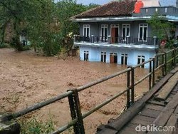 Banjir Terjang Bandung Barat, BPBD Cek Kerusakan Jembatan
