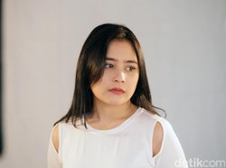 Di Tengah Syuting, Prilly Latuconsina Masih Sibuk Foto untuk Instagram